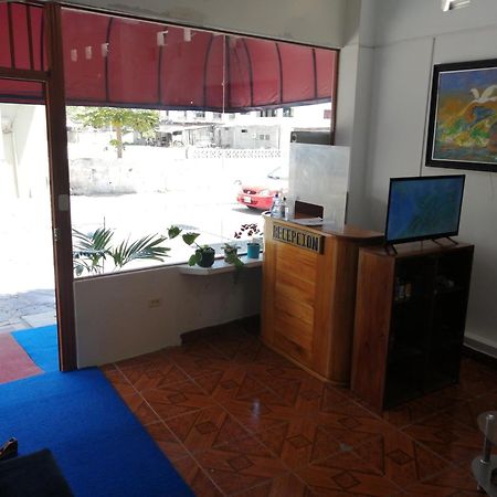 Hostal La Casa De Luis Puerto Baquerizo Moreno Kültér fotó