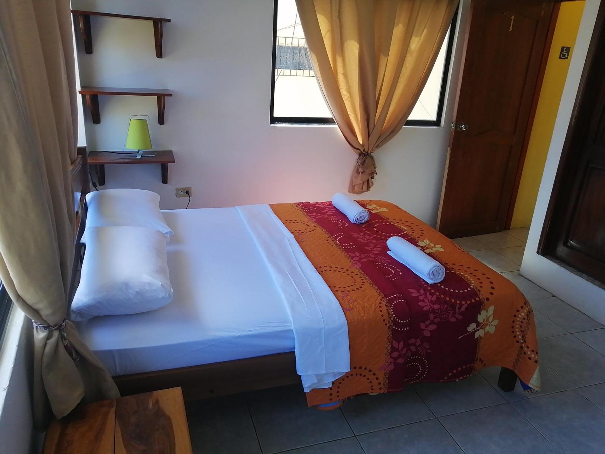 Hostal La Casa De Luis Puerto Baquerizo Moreno Kültér fotó