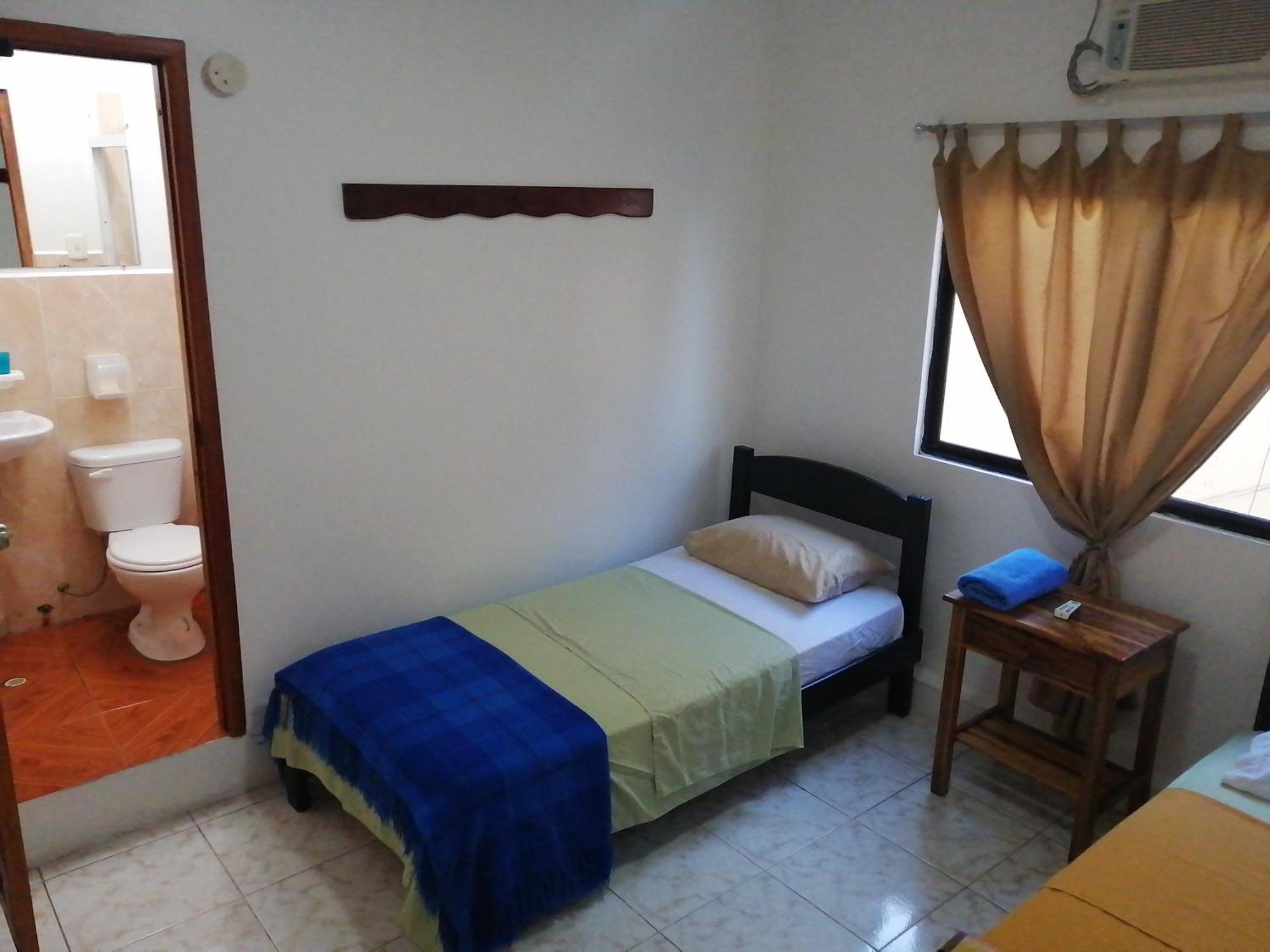 Hostal La Casa De Luis Puerto Baquerizo Moreno Kültér fotó